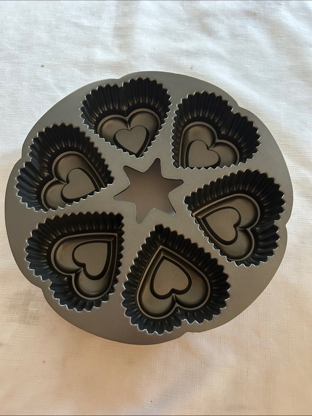 Non-Brand Heart-Shaped Muffin Pan, Dark Gray